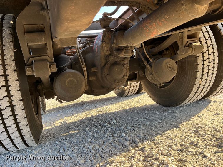 image for item DP0462 1993 International 9200  flatbed truck