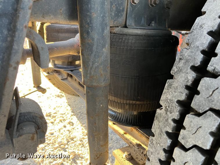 image for item DP0462 1993 International 9200  flatbed truck