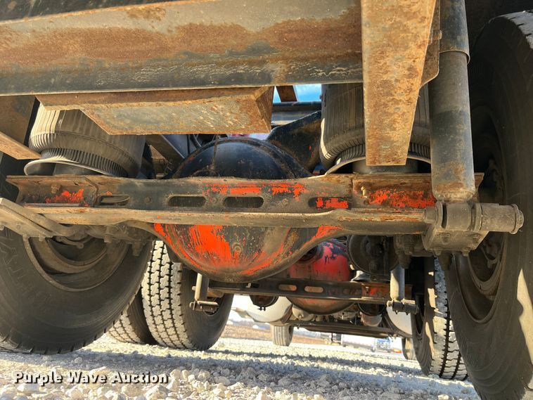 image for item DP0462 1993 International 9200  flatbed truck