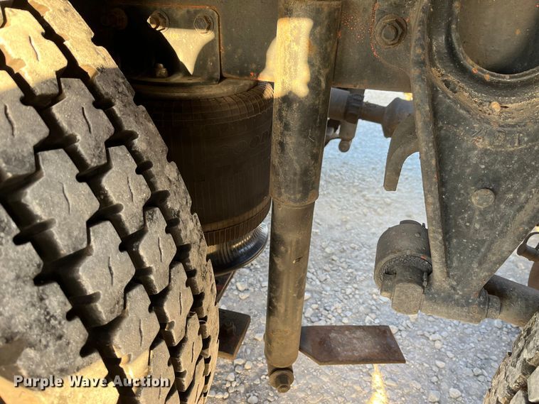 image for item DP0462 1993 International 9200  flatbed truck