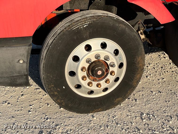 image for item DP0462 1993 International 9200  flatbed truck