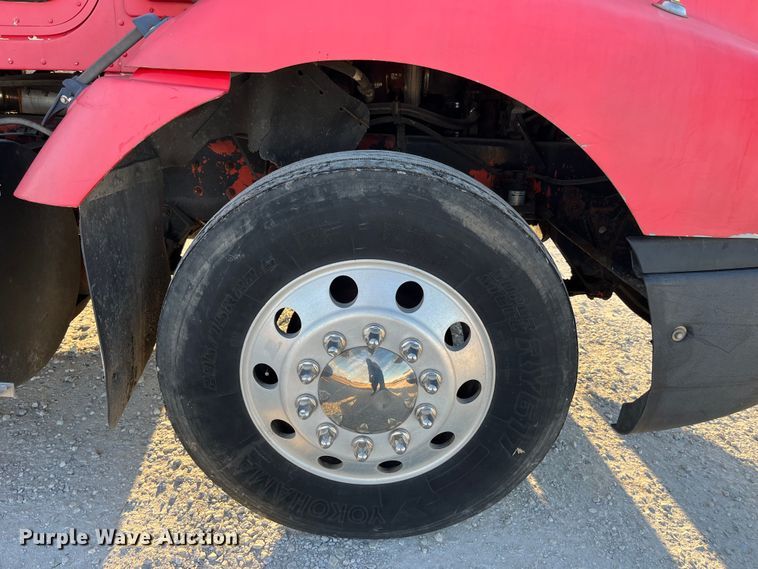 image for item DP0462 1993 International 9200  flatbed truck