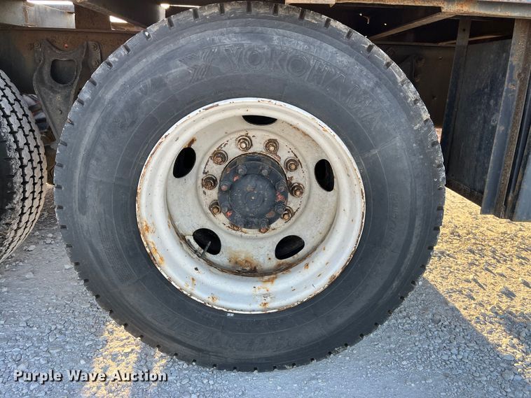 image for item DP0462 1993 International 9200  flatbed truck