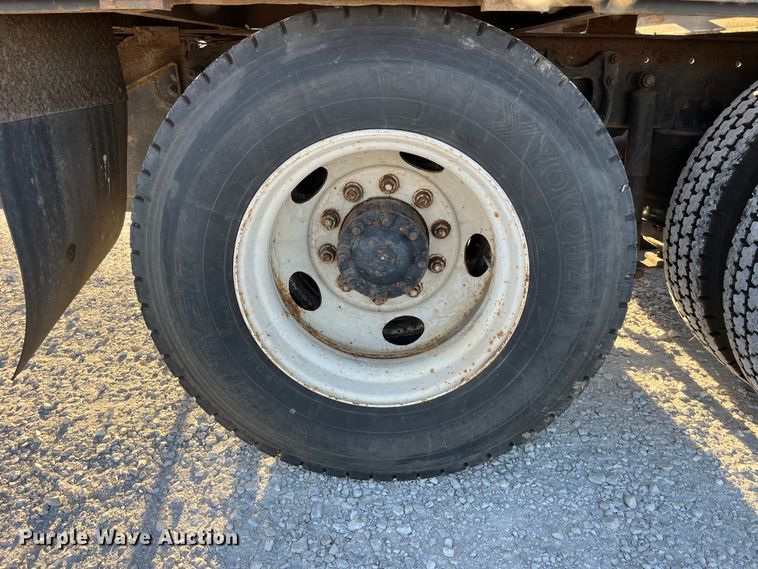 image for item DP0462 1993 International 9200  flatbed truck