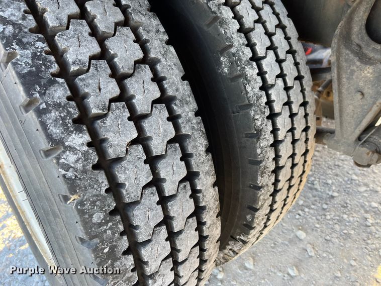 image for item DP0462 1993 International 9200  flatbed truck