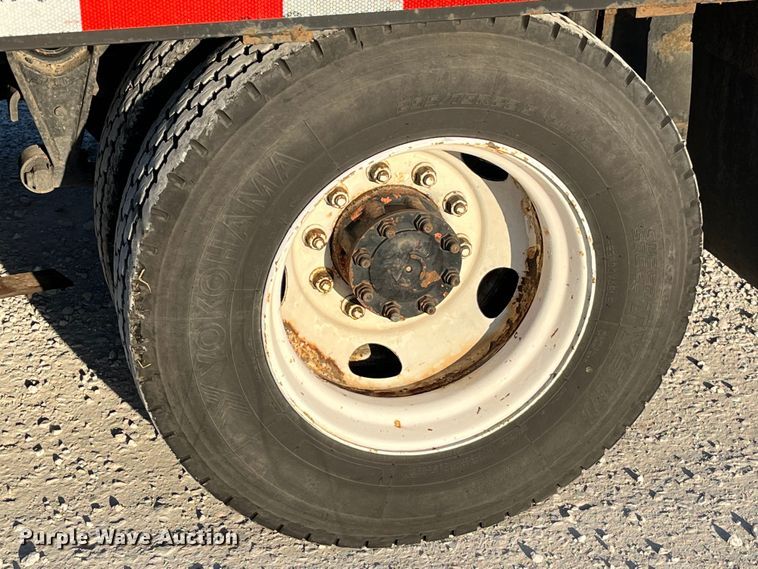 image for item DP0462 1993 International 9200  flatbed truck