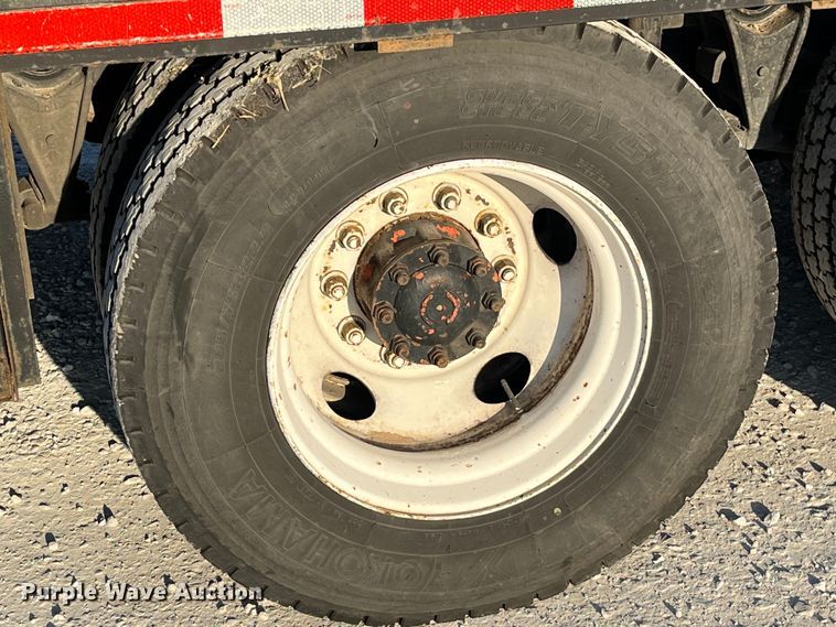 image for item DP0462 1993 International 9200  flatbed truck