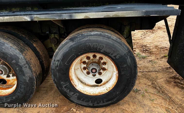 image for item DQ1958 1987 Heil  tank trailer