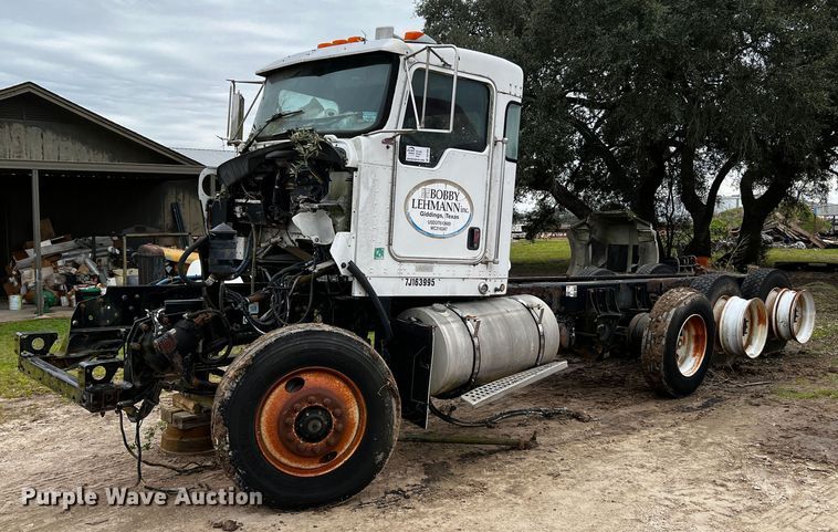 image for item DQ1960 2007 Kenworth truck cab and chassis