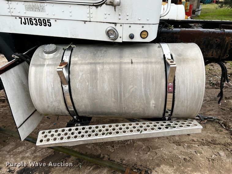 image for item DQ1960 2007 Kenworth truck cab and chassis