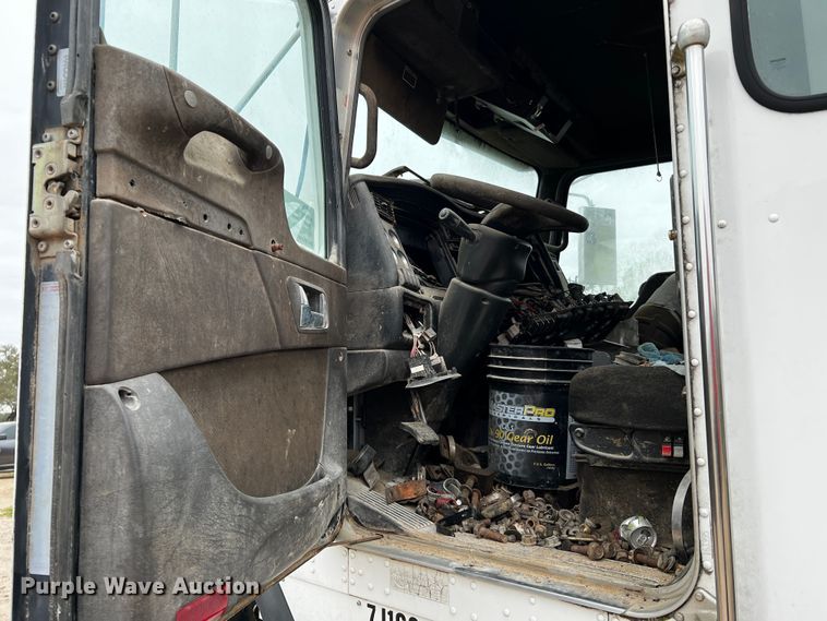 image for item DQ1960 2007 Kenworth truck cab and chassis