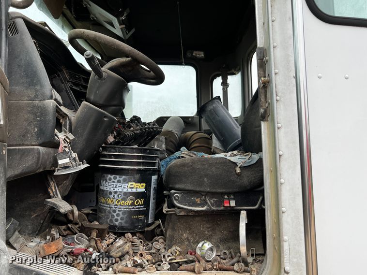 image for item DQ1960 2007 Kenworth truck cab and chassis