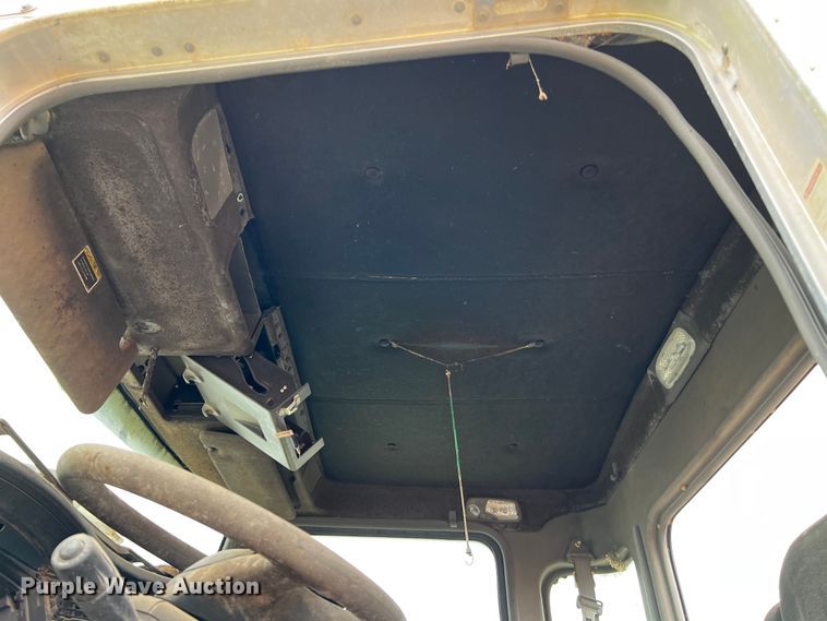 image for item DQ1960 2007 Kenworth truck cab and chassis