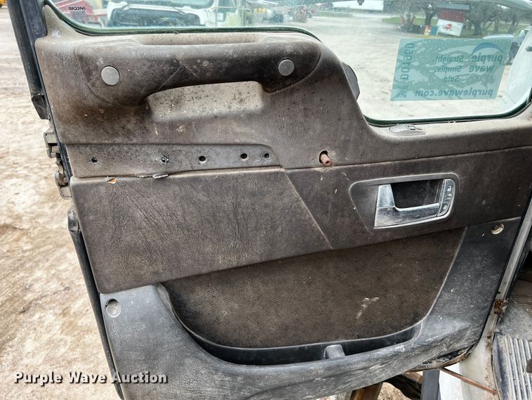 image for item DQ1960 2007 Kenworth truck cab and chassis