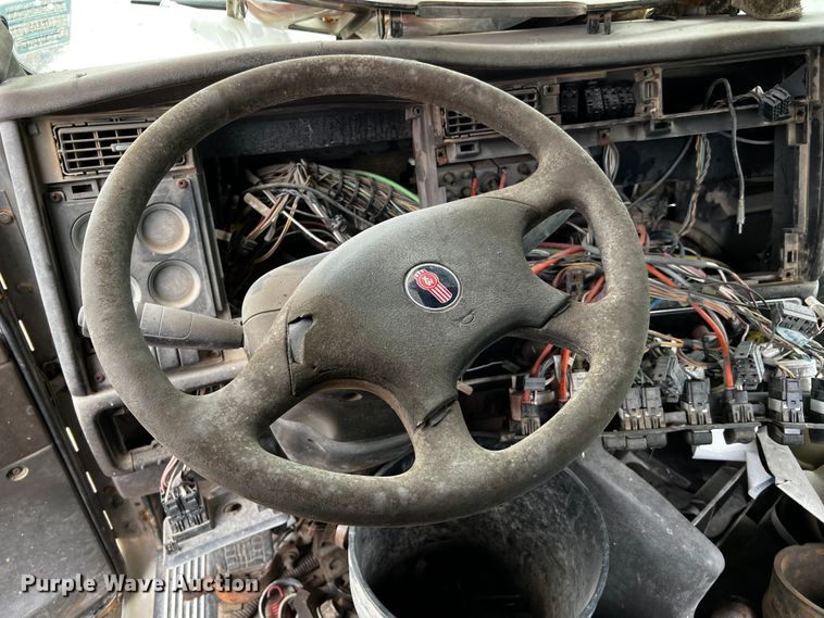 image for item DQ1960 2007 Kenworth truck cab and chassis