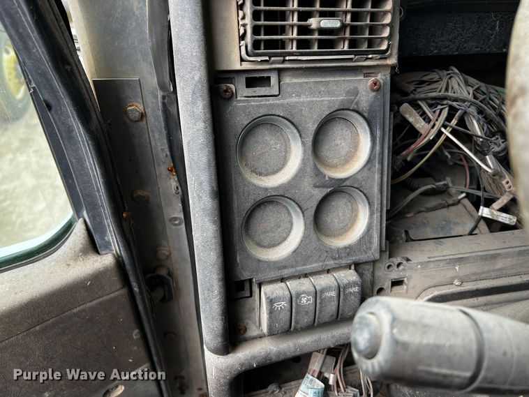 image for item DQ1960 2007 Kenworth truck cab and chassis