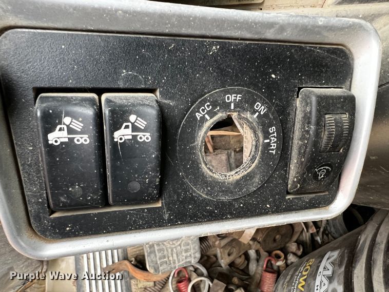 image for item DQ1960 2007 Kenworth truck cab and chassis