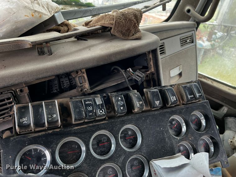 image for item DQ1960 2007 Kenworth truck cab and chassis