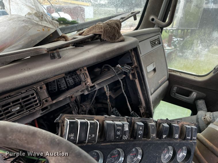 image for item DQ1960 2007 Kenworth truck cab and chassis