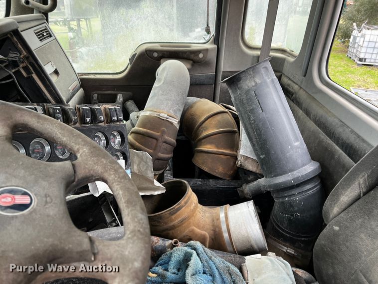 image for item DQ1960 2007 Kenworth truck cab and chassis