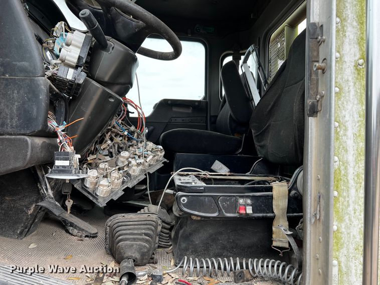 image for item DQ1961 2007 Kenworth truck cab and chassis