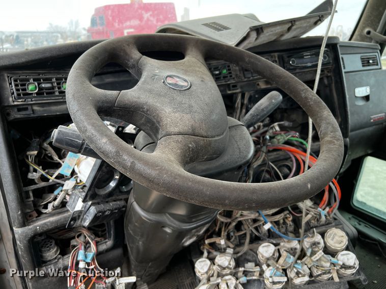 image for item DQ1961 2007 Kenworth truck cab and chassis