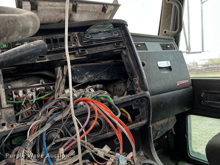 image for item DQ1961 2007 Kenworth truck cab and chassis