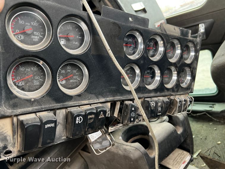 image for item DQ1961 2007 Kenworth truck cab and chassis