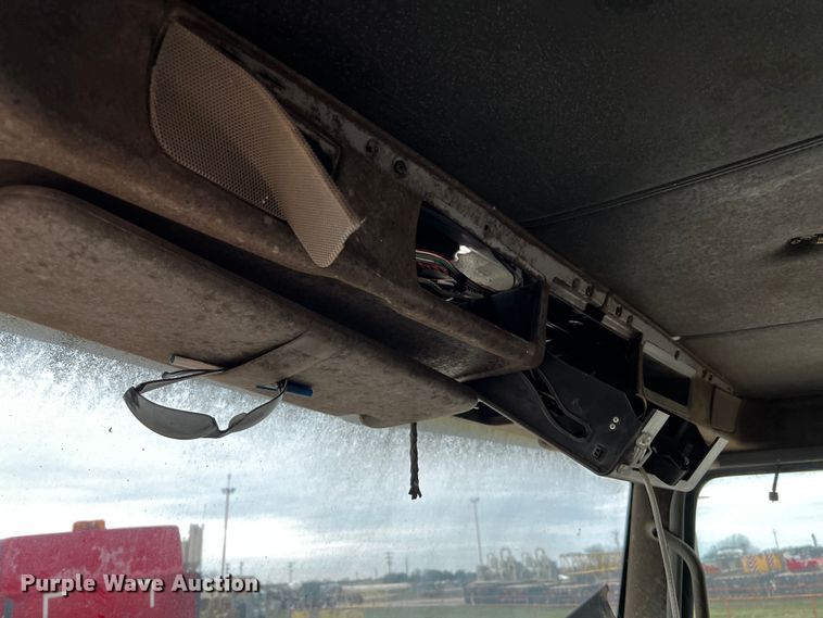 image for item DQ1961 2007 Kenworth truck cab and chassis