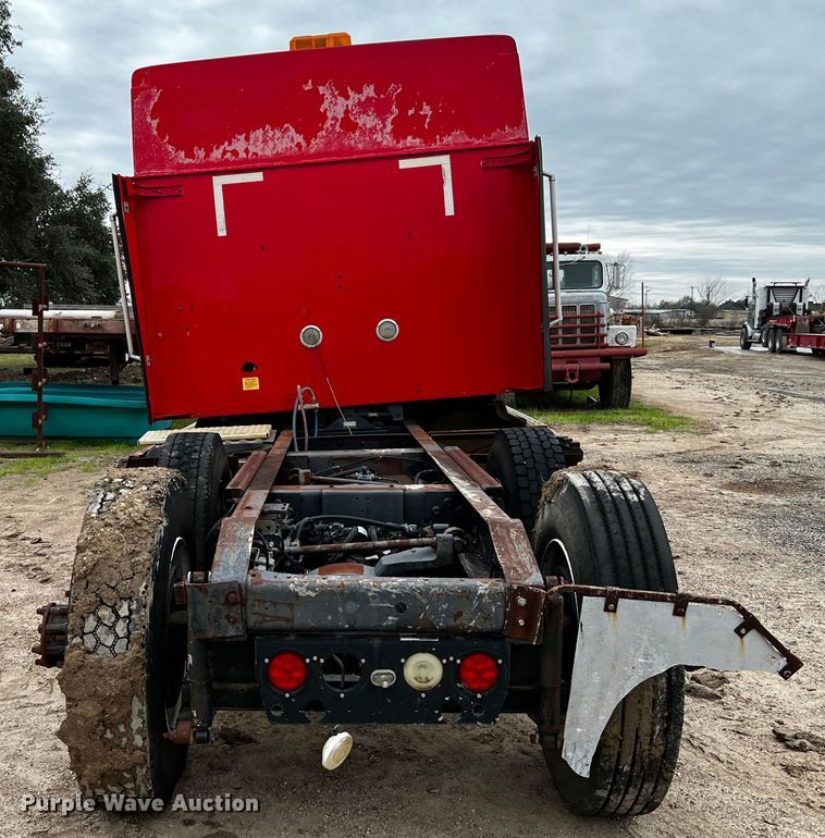 image for item DQ1962 1998 International 9400  truck cab and chassis