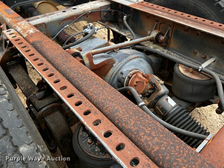 image for item DQ1962 1998 International 9400  truck cab and chassis