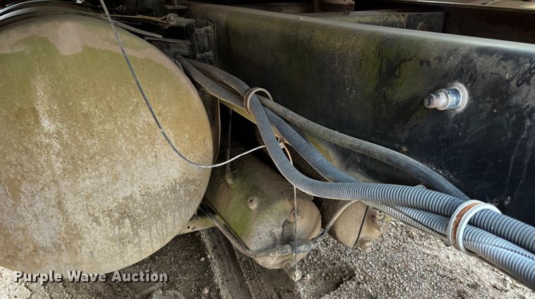 image for item DQ1962 1998 International 9400  truck cab and chassis