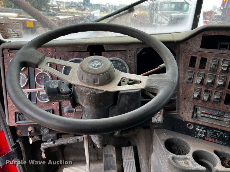 image for item DQ1962 1998 International 9400  truck cab and chassis