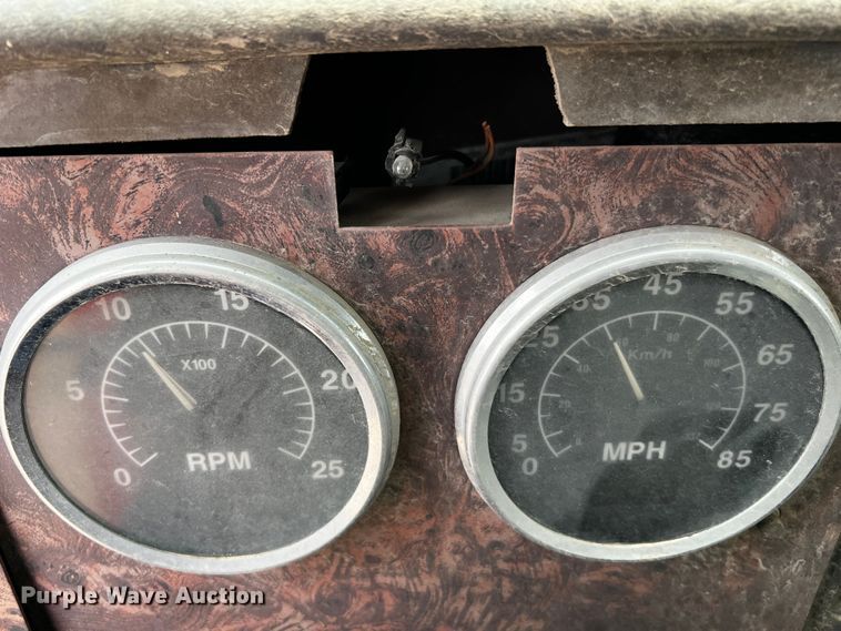 image for item DQ1962 1998 International 9400  truck cab and chassis