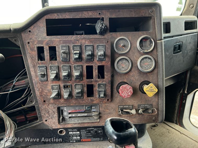 image for item DQ1962 1998 International 9400  truck cab and chassis