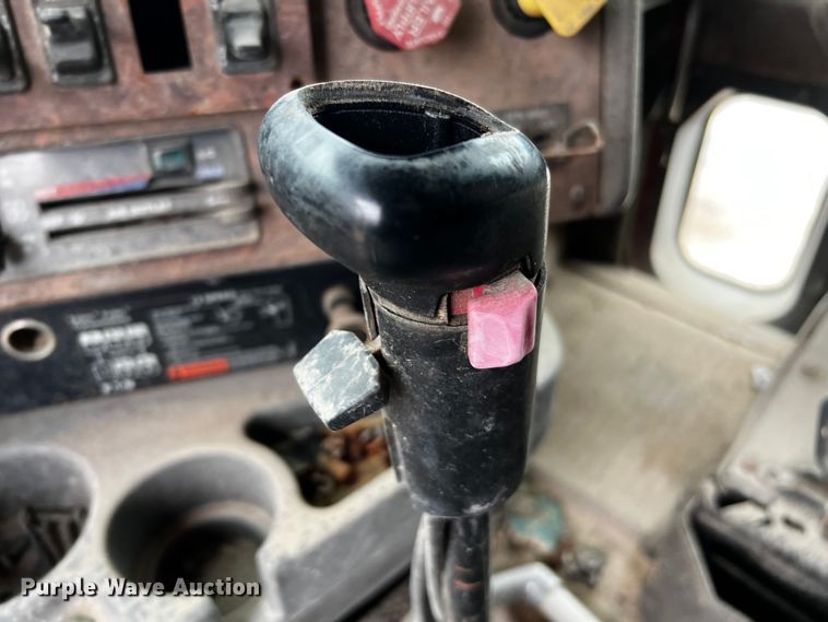 image for item DQ1962 1998 International 9400  truck cab and chassis