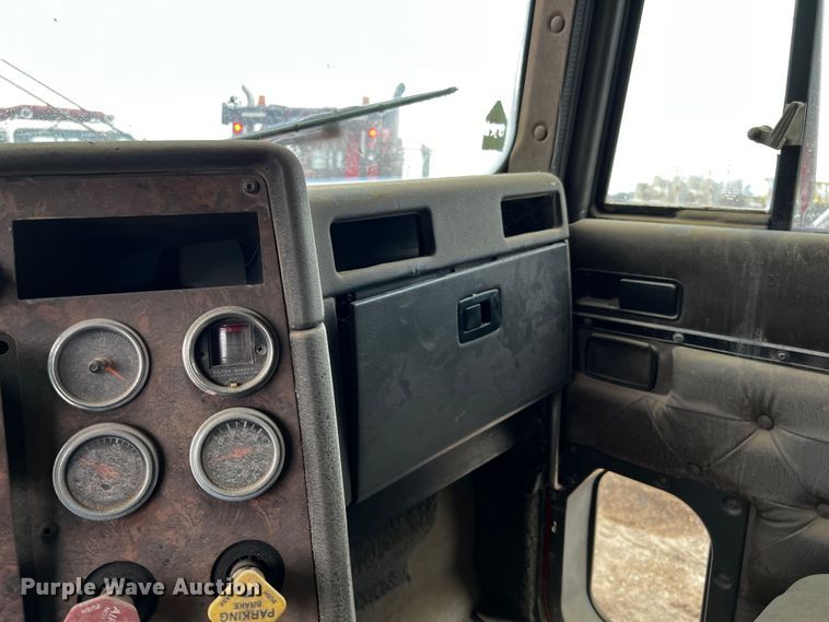 image for item DQ1962 1998 International 9400  truck cab and chassis