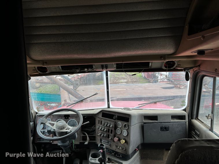 image for item DQ1962 1998 International 9400  truck cab and chassis