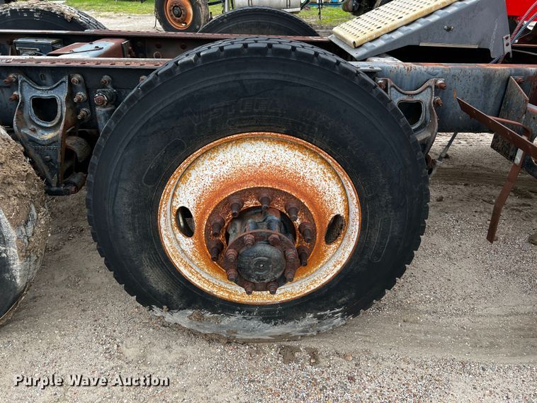 image for item DQ1962 1998 International 9400  truck cab and chassis