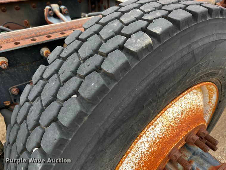 image for item DQ1962 1998 International 9400  truck cab and chassis