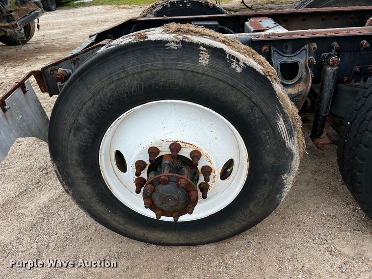 image for item DQ1962 1998 International 9400  truck cab and chassis