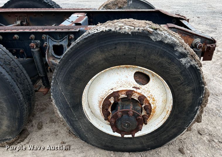 image for item DQ1962 1998 International 9400  truck cab and chassis