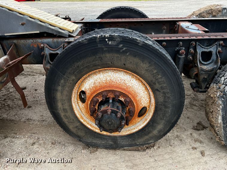 image for item DQ1962 1998 International 9400  truck cab and chassis