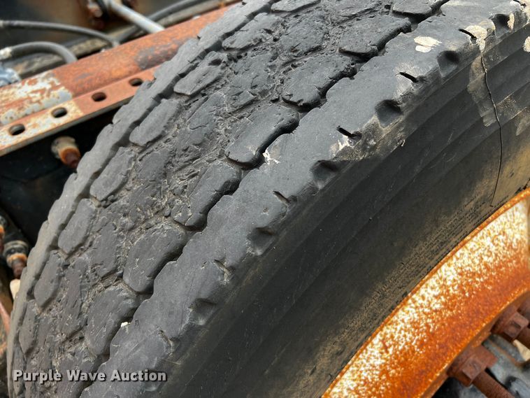 image for item DQ1962 1998 International 9400  truck cab and chassis