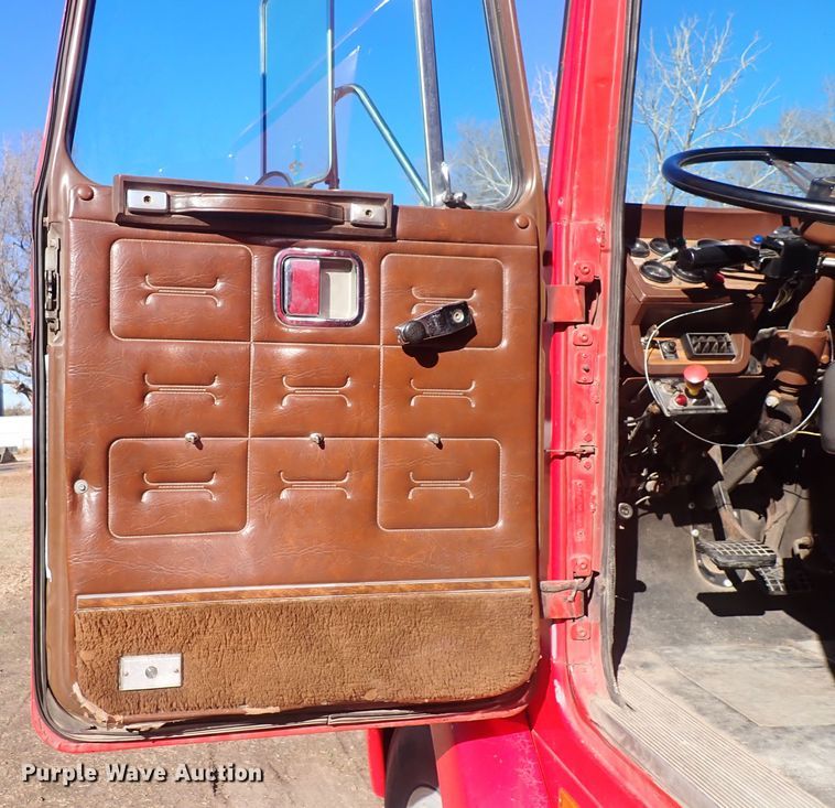 image for item DQ5019 1988 White GMC WIA  semi truck