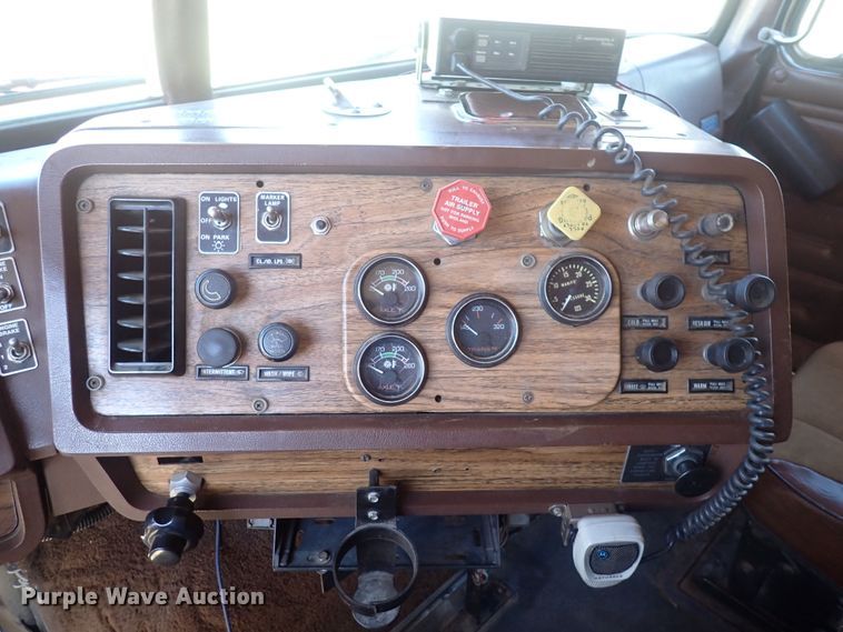 image for item DQ5019 1988 White GMC WIA  semi truck