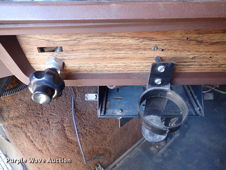 image for item DQ5019 1988 White GMC WIA  semi truck