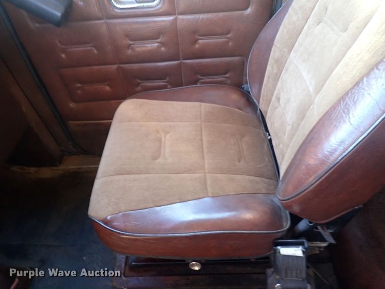 image for item DQ5019 1988 White GMC WIA  semi truck