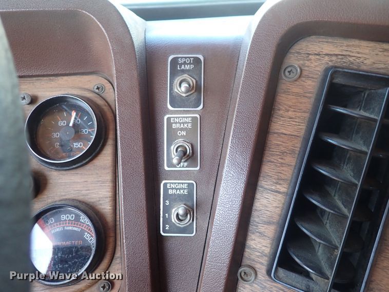 image for item DQ5019 1988 White GMC WIA  semi truck