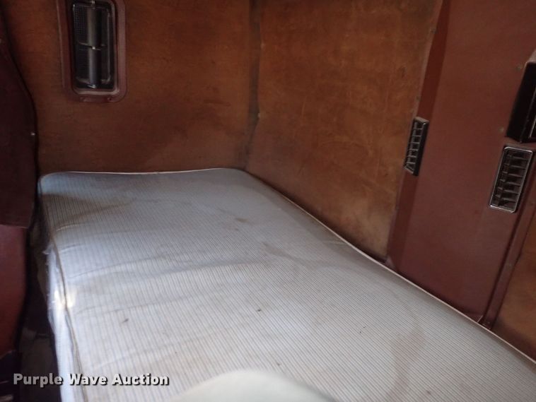 image for item DQ5019 1988 White GMC WIA  semi truck